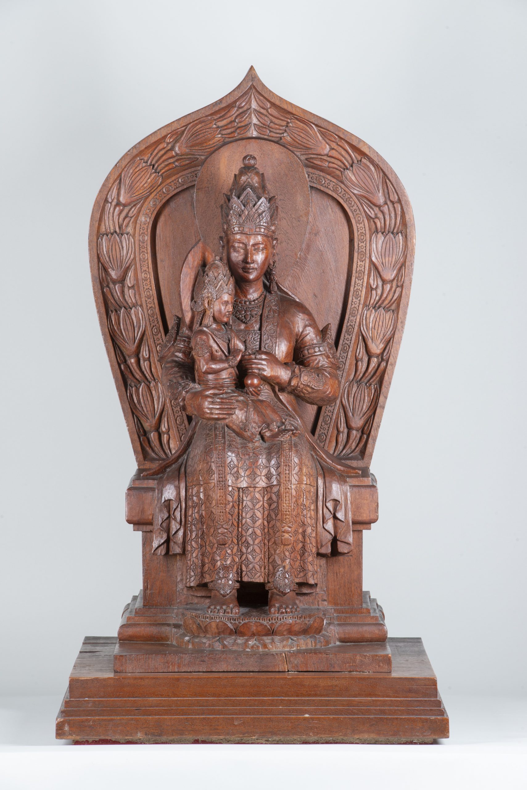 Iko & J. Schmutzer, Madonna met Christuskind, 1924-1925, djatihout, 94 x 54 x 54 cm., Missiemuseum, Steyl, objectnummer Schm02.